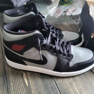 Jordan 1 mid shadow red
